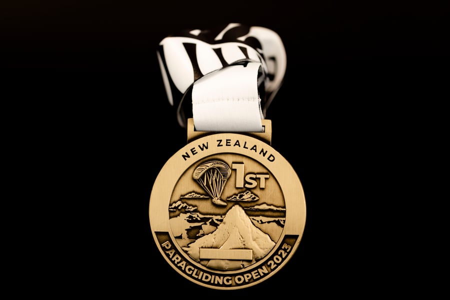 An image of New Zealand Paragliding's Open 2023 medal, which features Mt Aspiring.